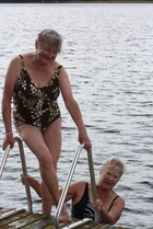  Uimapukukierros ja sitten saunaan, nauroivat Iiris Saarikko ja Veera Hellberg. 