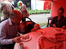 Kävijöitä oli vauvasta vaariin ja tarjoilut perinteiset.
Kuva Anja Virta