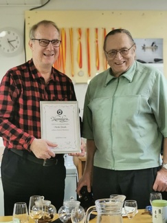 HML:n teeseura antoi Markulle Kunniakirjan teekulttuurin kohentamisesta Hämeenlinnan eläkkeesaajille.
Kuva Kari Takala