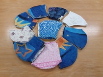 Luovat kädet ryhmä valmisti kangasmaskeja omaan käyttöön kierrätyskankaista. 
Kuva Anja Virta
