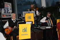 Vanhat Herrat soittamassa