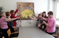 Vuonna 2018 Uuden toimitilan kahvihuoneessa esitellään perhospyydyksiä mitä solmeilimme alkavalle kesälle. Kuva Anja Virta 