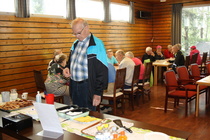  Yrjö Hellgren miettii, mitähän herkkuja ne naiset ovat taas loihtineet.