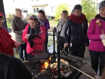 ​ABC-kerholaisia ja sosionomiopiskelijoita  tikkupullanpaistossa elämyspuutarhan  syystalkoissa 12.10 2017.