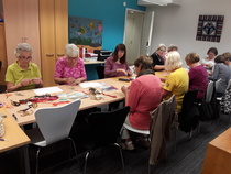 Luovat kädet muliinilankojen kimpussa
syksyn alkajaisiksi. Kuva.Anja virta