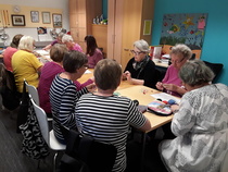 Luovat kädet muliinilankojen kimpussa
syksyn alkajaisiksi. Kuva.Anja virta