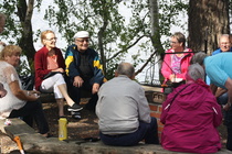 On meillä nuotiopiiri ja kesääkin vielä jäljellä, iloitsevat Impi Forss ja Reijo Suominen muiden grillaajien seurassa. 